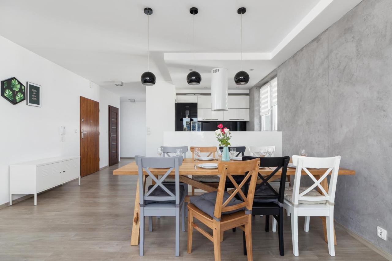 Avia Apartment Three Bedroom Two Balcony Ac & Parking By Noclegi Renters كراكوفيا المظهر الخارجي الصورة