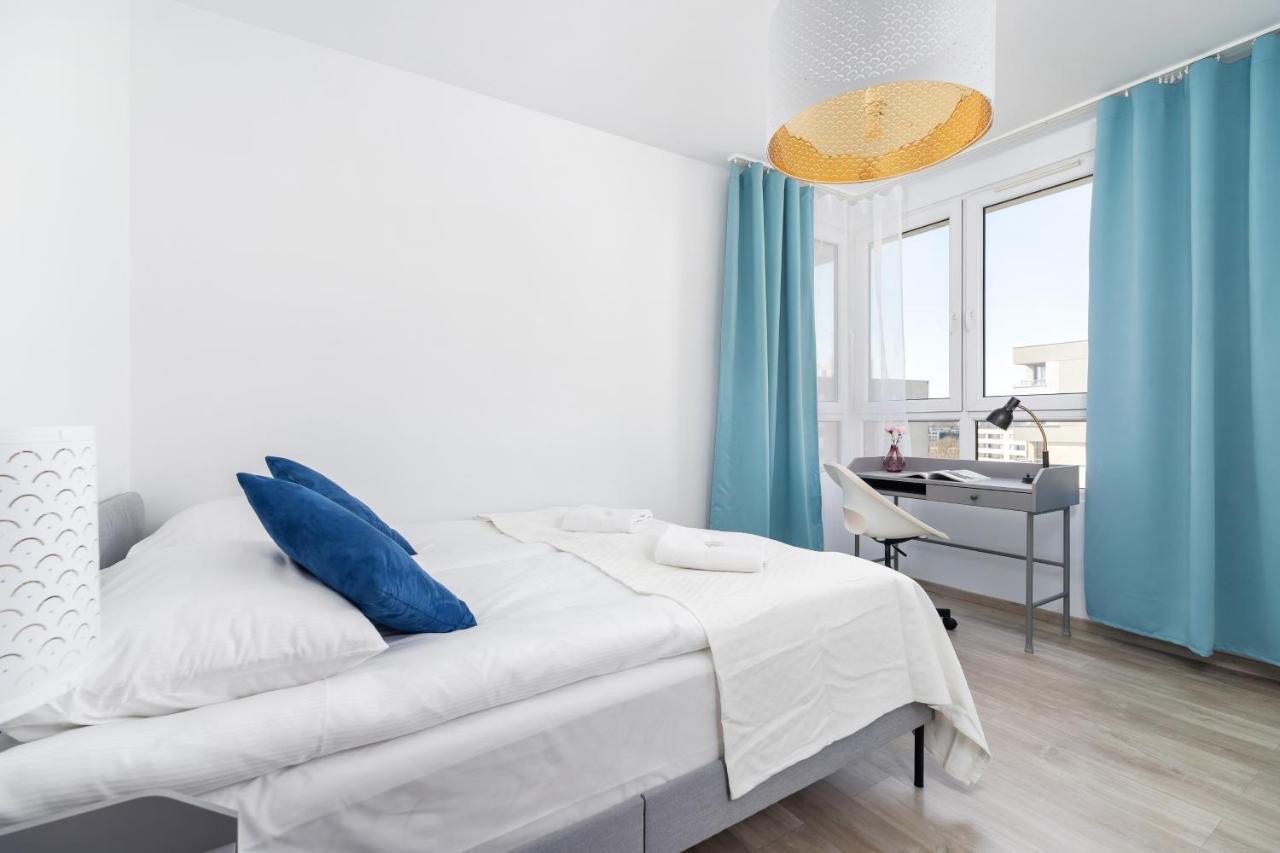 Avia Apartment Three Bedroom Two Balcony Ac & Parking By Noclegi Renters كراكوفيا المظهر الخارجي الصورة