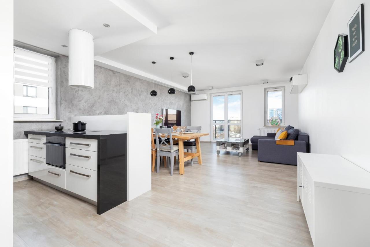 Avia Apartment Three Bedroom Two Balcony Ac & Parking By Noclegi Renters كراكوفيا المظهر الخارجي الصورة