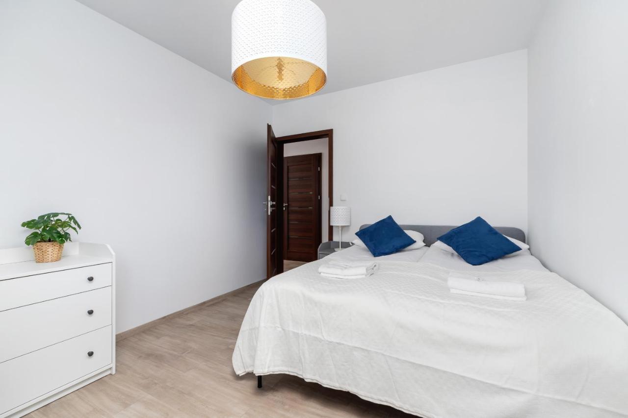 Avia Apartment Three Bedroom Two Balcony Ac & Parking By Noclegi Renters كراكوفيا المظهر الخارجي الصورة