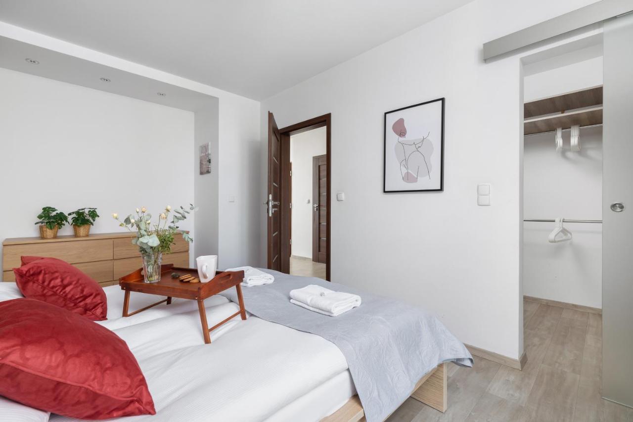Avia Apartment Three Bedroom Two Balcony Ac & Parking By Noclegi Renters كراكوفيا المظهر الخارجي الصورة
