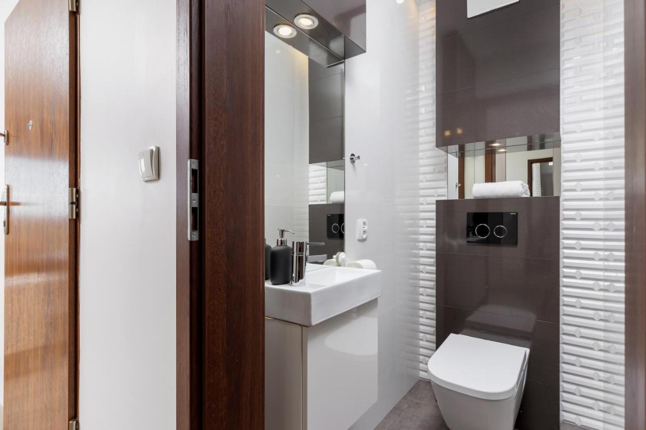 Avia Apartment Three Bedroom Two Balcony Ac & Parking By Noclegi Renters كراكوفيا المظهر الخارجي الصورة