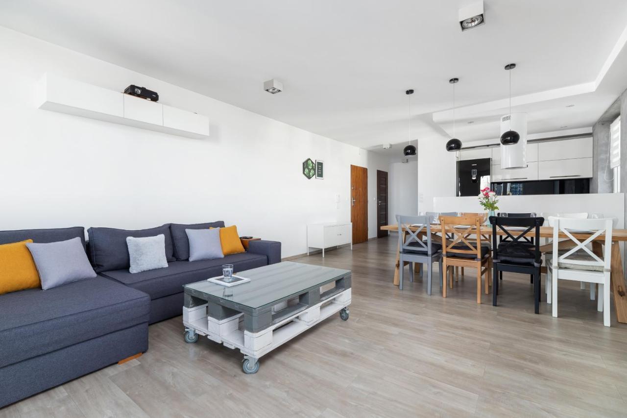 Avia Apartment Three Bedroom Two Balcony Ac & Parking By Noclegi Renters كراكوفيا المظهر الخارجي الصورة