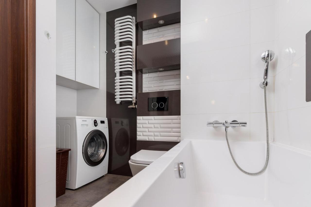 Avia Apartment Three Bedroom Two Balcony Ac & Parking By Noclegi Renters كراكوفيا المظهر الخارجي الصورة