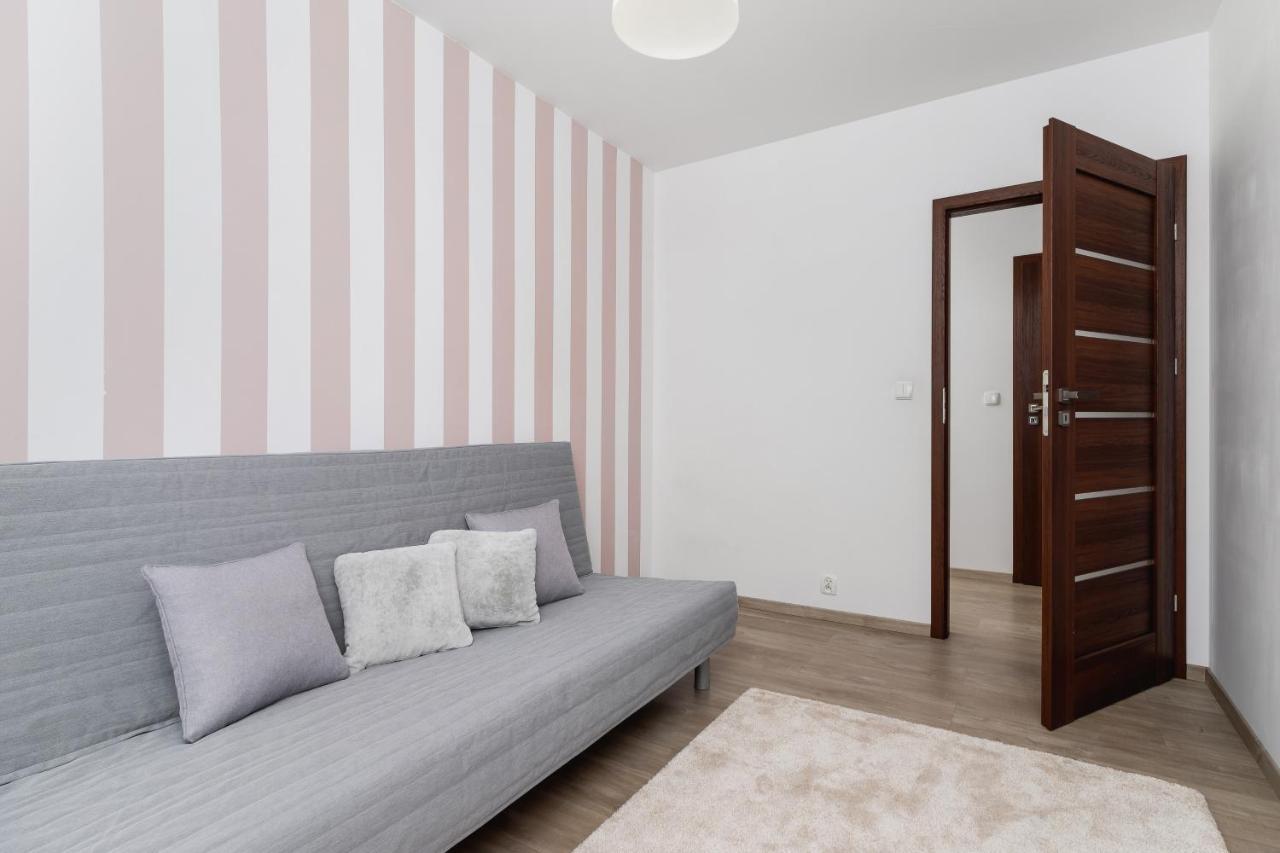Avia Apartment Three Bedroom Two Balcony Ac & Parking By Noclegi Renters كراكوفيا المظهر الخارجي الصورة