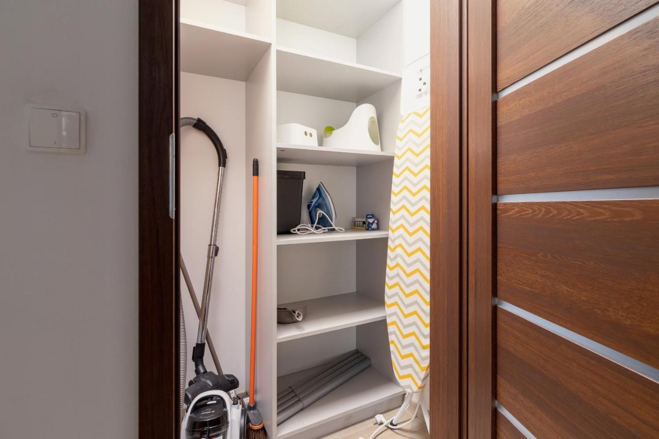 Avia Apartment Three Bedroom Two Balcony Ac & Parking By Noclegi Renters كراكوفيا المظهر الخارجي الصورة