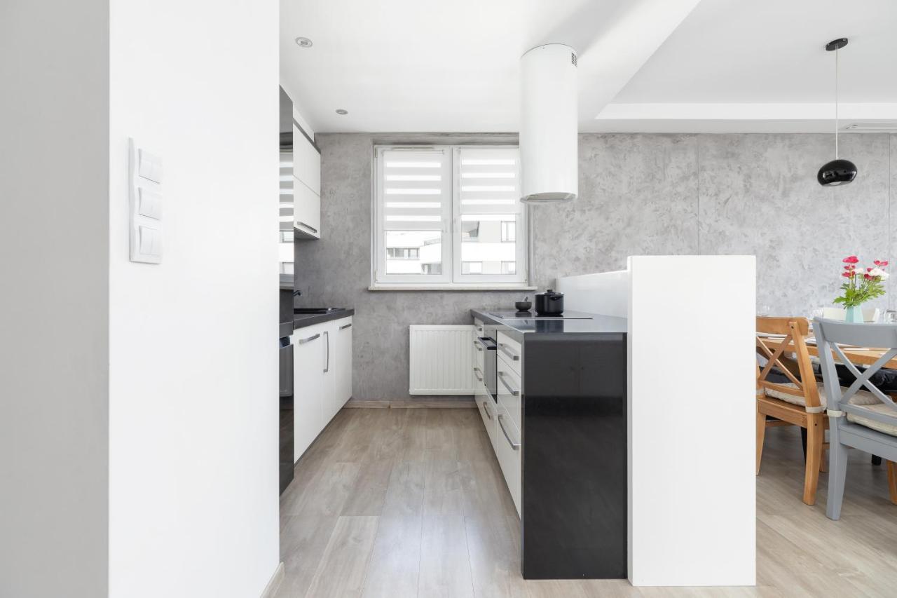 Avia Apartment Three Bedroom Two Balcony Ac & Parking By Noclegi Renters كراكوفيا المظهر الخارجي الصورة