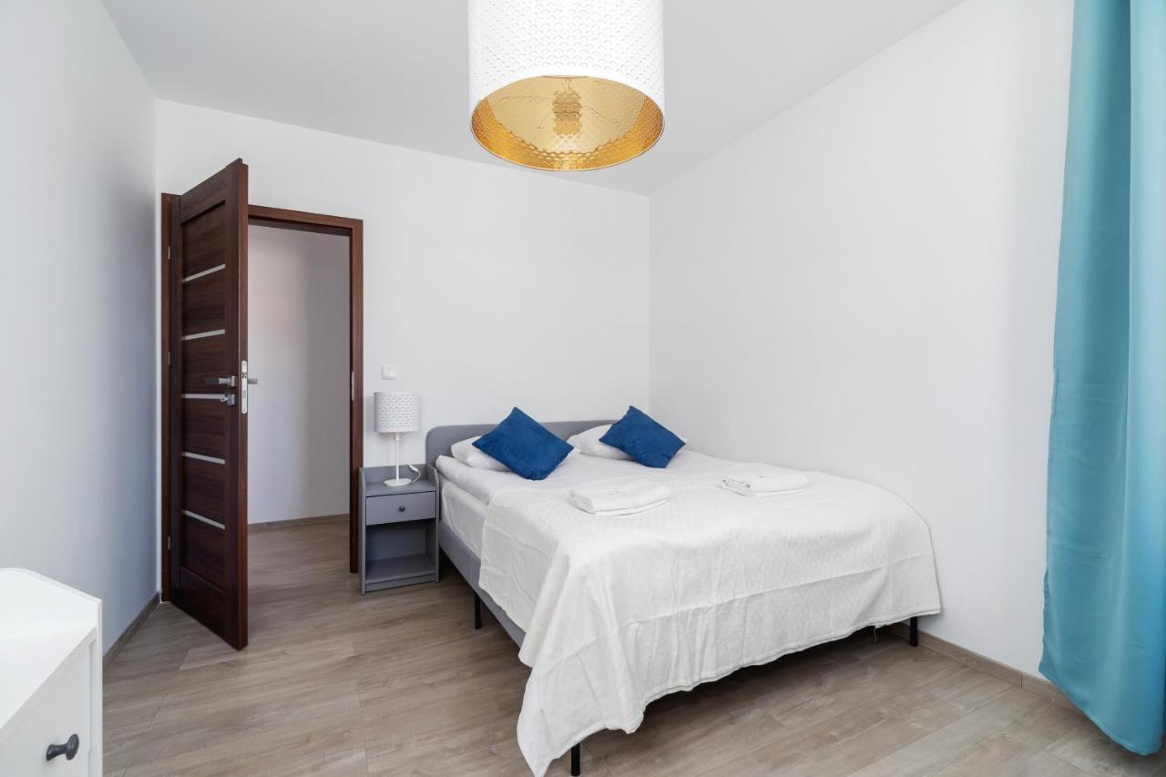 Avia Apartment Three Bedroom Two Balcony Ac & Parking By Noclegi Renters كراكوفيا المظهر الخارجي الصورة
