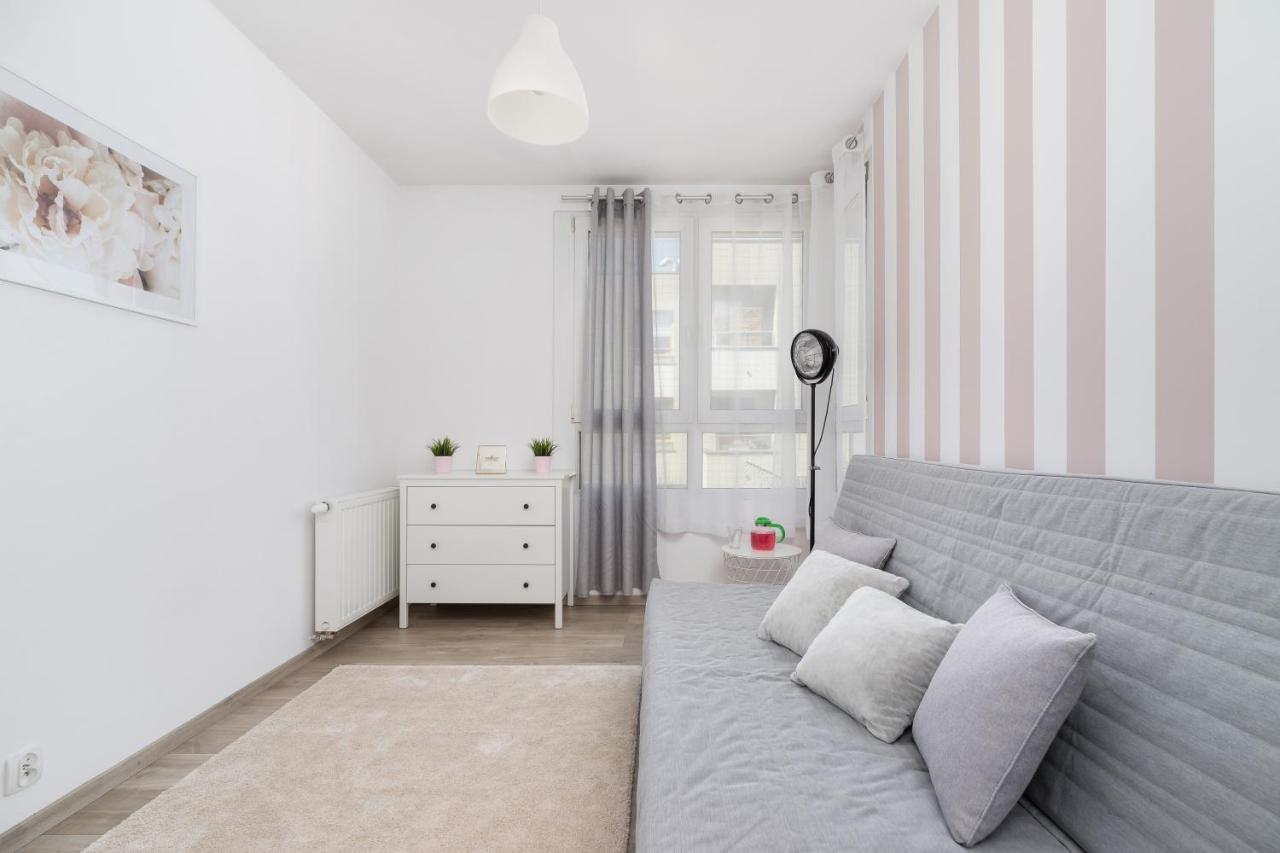 Avia Apartment Three Bedroom Two Balcony Ac & Parking By Noclegi Renters كراكوفيا المظهر الخارجي الصورة