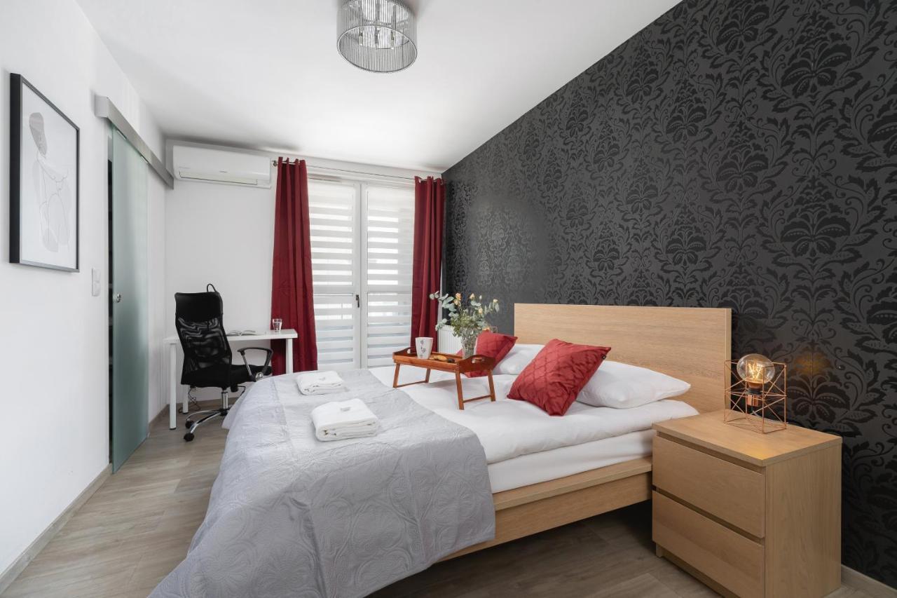 Avia Apartment Three Bedroom Two Balcony Ac & Parking By Noclegi Renters كراكوفيا المظهر الخارجي الصورة