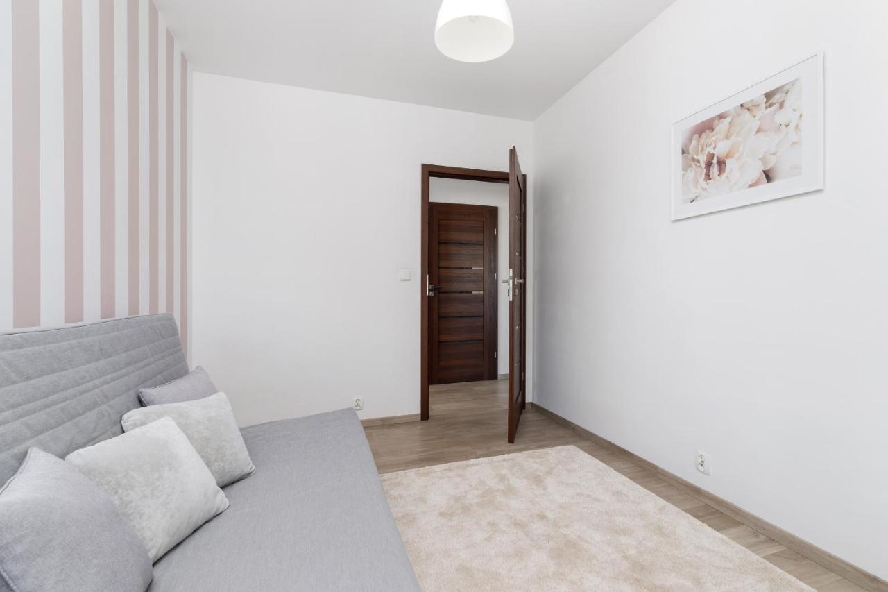 Avia Apartment Three Bedroom Two Balcony Ac & Parking By Noclegi Renters كراكوفيا المظهر الخارجي الصورة