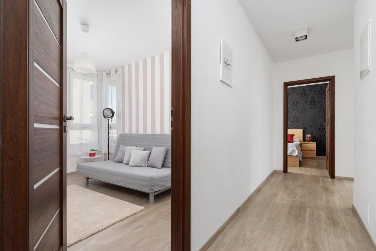 Avia Apartment Three Bedroom Two Balcony Ac & Parking By Noclegi Renters كراكوفيا المظهر الخارجي الصورة