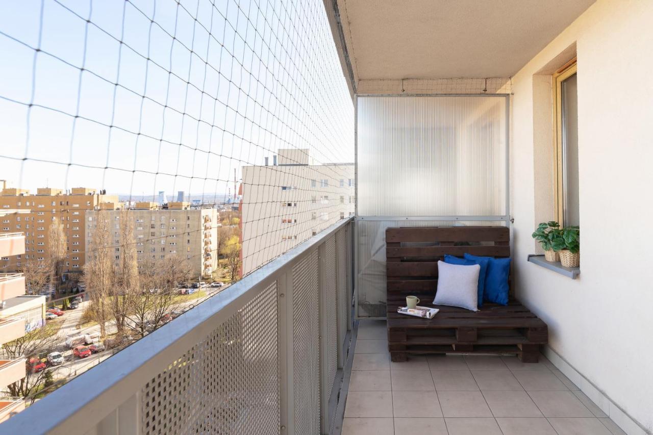 Avia Apartment Three Bedroom Two Balcony Ac & Parking By Noclegi Renters كراكوفيا المظهر الخارجي الصورة
