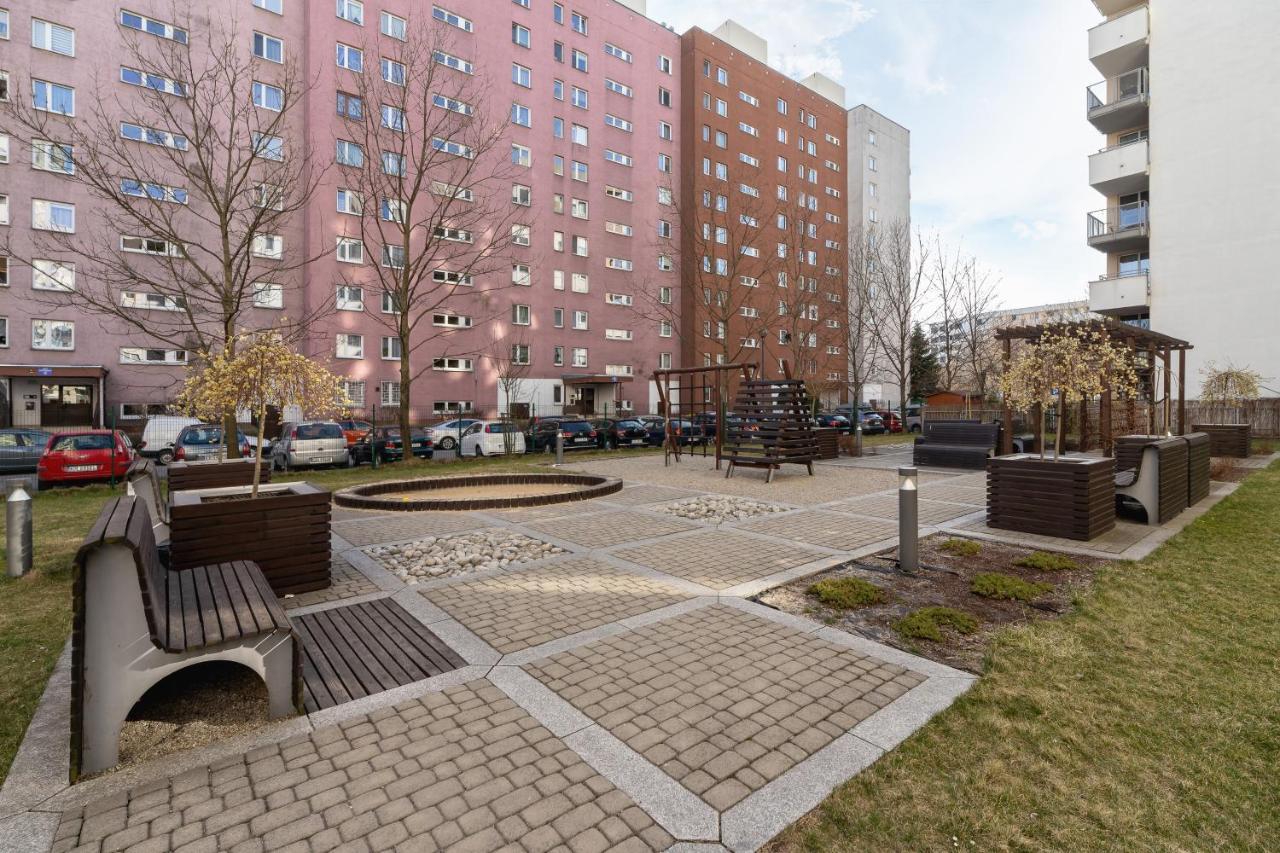 Avia Apartment Three Bedroom Two Balcony Ac & Parking By Noclegi Renters كراكوفيا المظهر الخارجي الصورة